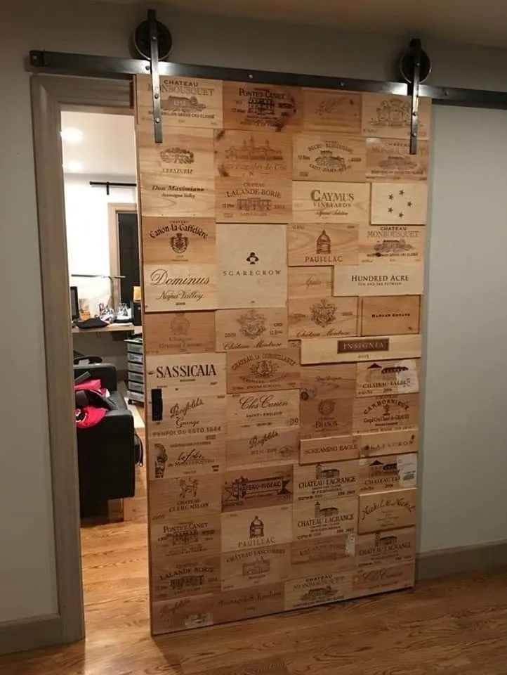 Porte coulissante style grange en caisses de vin