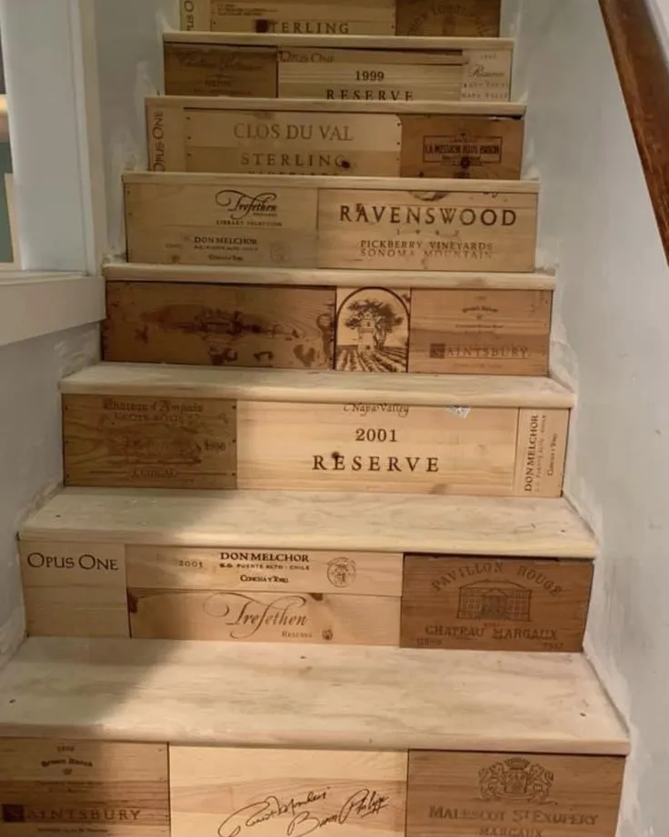 Contremarches d'escalier en plaques de caisses