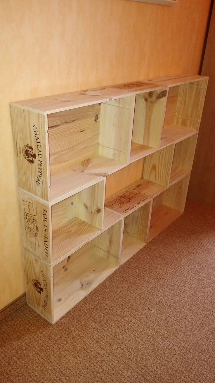 Cloison séparatrice de pièce en caisses de bois